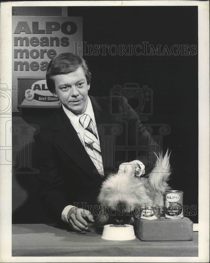1976 Press Photo Jim Hartz, "Today" show host, doing Alpo dog food commercial- Historic Images