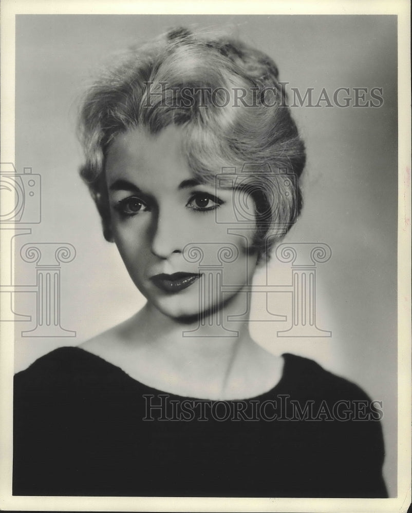 1961 Press Photo Carrie Nye, stage and film actress, wife of Dick Cavett. - Historic Images