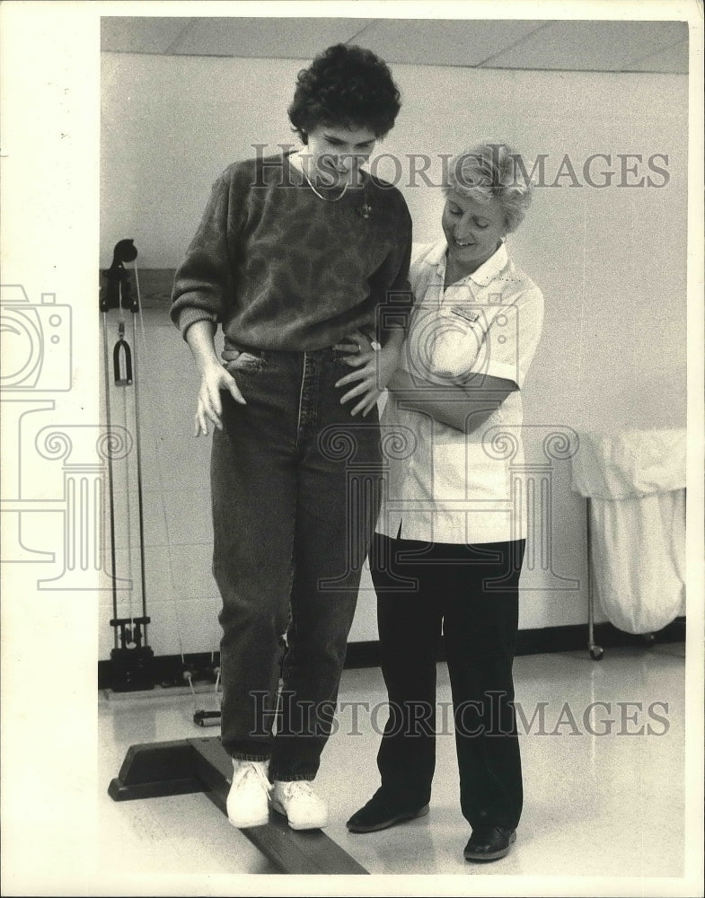 1987 Press Photo Kelly Hesse gets instruction, physical therapist Joanne Bodien.- Historic Images
