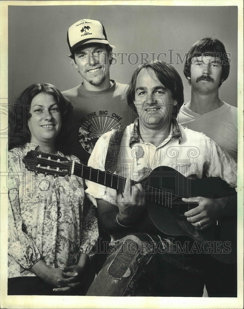 1983 Press Photo Members of the Milwaukee Musicians Copperative with Mud River-Historic Images