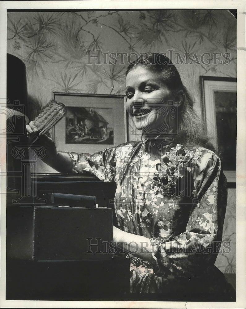 1955, Actress Julie Haydon Unpacks At Shorecrest Hotel After Arrival - Historic Images