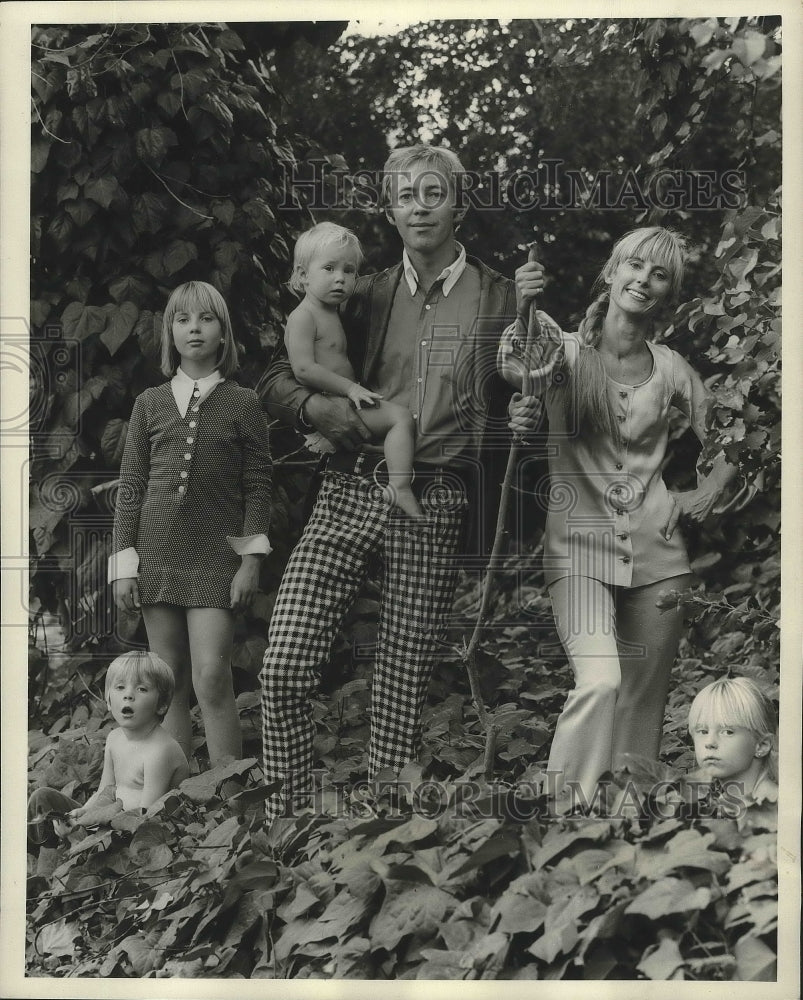 1967, Singer Noel Harrison with family - Historic Images