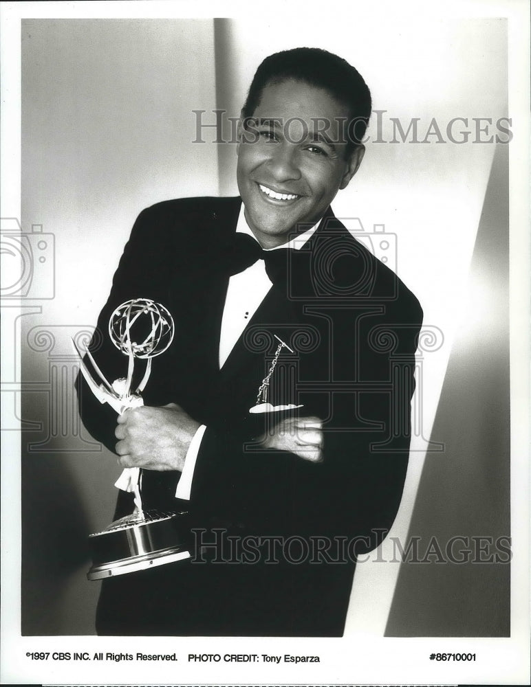 1997 Press Photo Host Bryant Gumbel Holds Award In 49th Primetime Emmy Awards - Historic Images