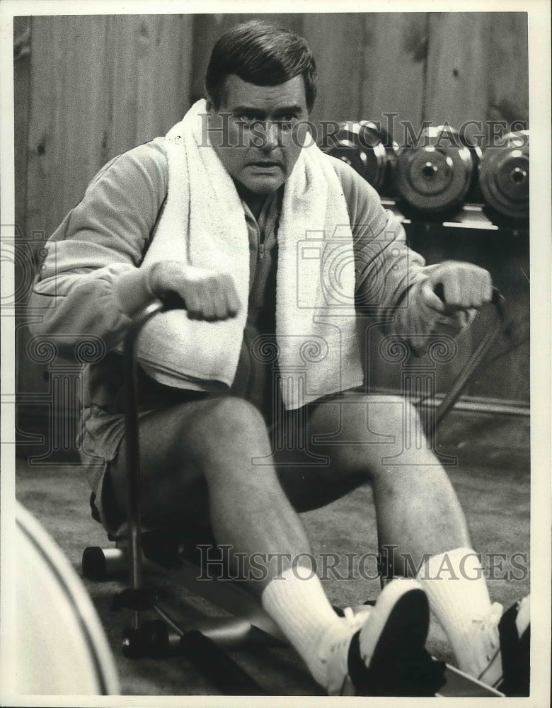 1984 Press Photo Larry Hagman of &quot;Dallas&quot; exercising on rowing machine - Historic Images