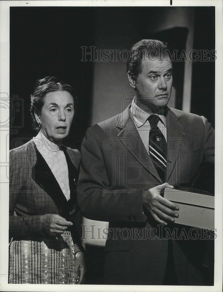 1975 Press Photo Larry Hagman, Helen Kleeb, The Detective: Bull in a China Shop - Historic Images