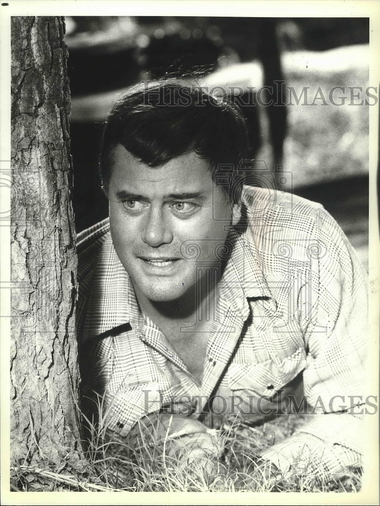 1980 Press Photo Larry Hagman as on the ground in scene from &quot;Dallas&quot;-Historic Images