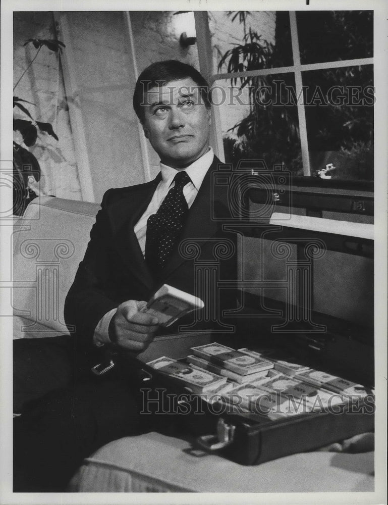1974 Press Photo Larry Hagman as con man holding case of money in &quot;Police Story&quot; - Historic Images