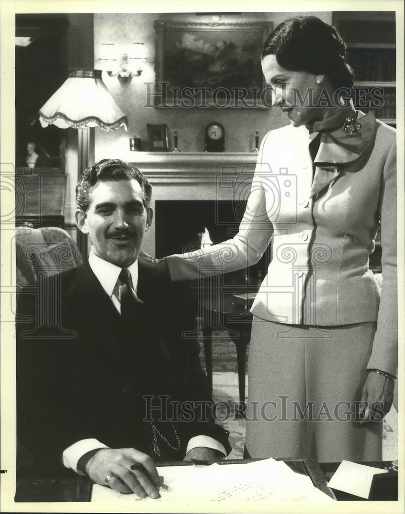 1979 Press Photo Actress Cynthia Harris Touches Man&#39;s Shoulder - mjp21520 - Historic Images