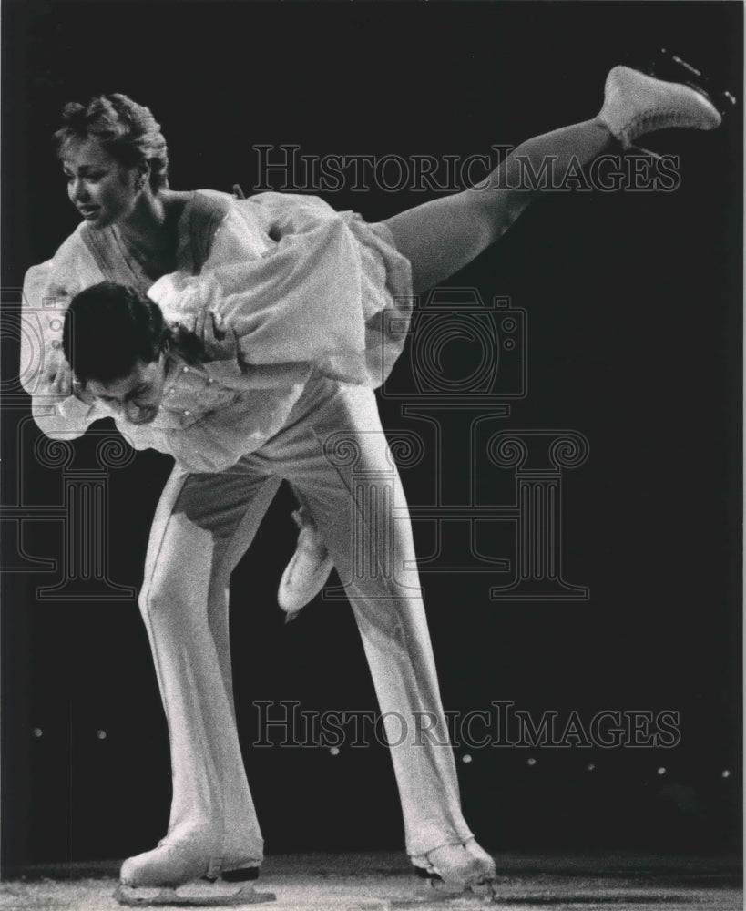 1989, Olympic Medalists Lea Ann Miller &amp; Bill Fauver in Stars on Ice - Historic Images