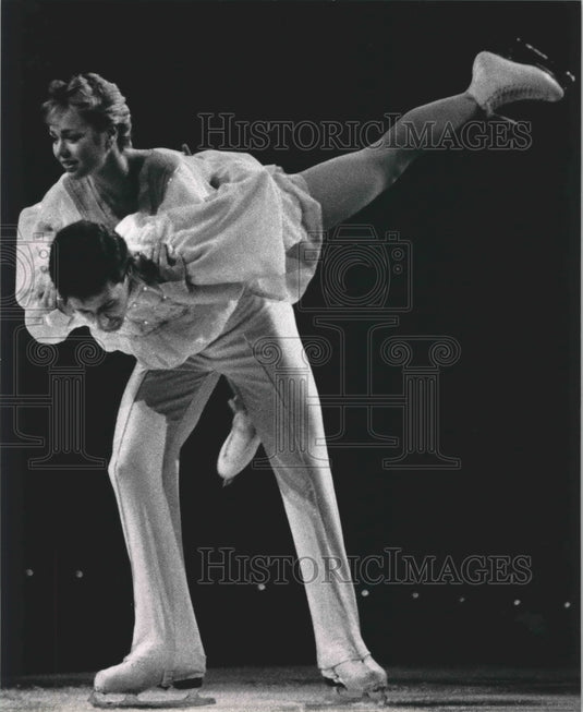 1989, Olympic Medalists Lea Ann Miller & Bill Fauver in Stars on Ice - Historic Images
