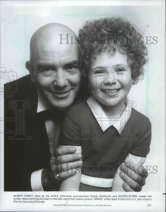 1982, Albert Finney and Aileen Quinn in "Annie" by Columbia Pictures - Historic Images