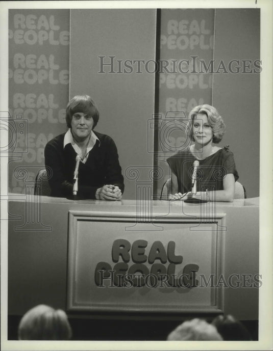 1979 Press Photo Sarah Purcell, Skip Stephenson sits at host desk of Real People-Historic Images