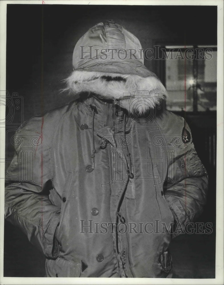 1975, Milwaukee policeman under wraps to testify at John Doe probe - Historic Images