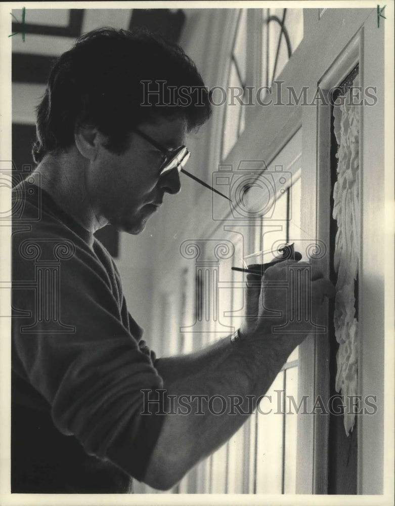 1986 Press Photo Keith Laing, paints in the conservatory of home in Milwaukee - Historic Images