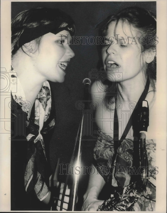 1981, Robyn Plure and Julie Hendrickson join voices of R&B Cadet's. - Historic Images
