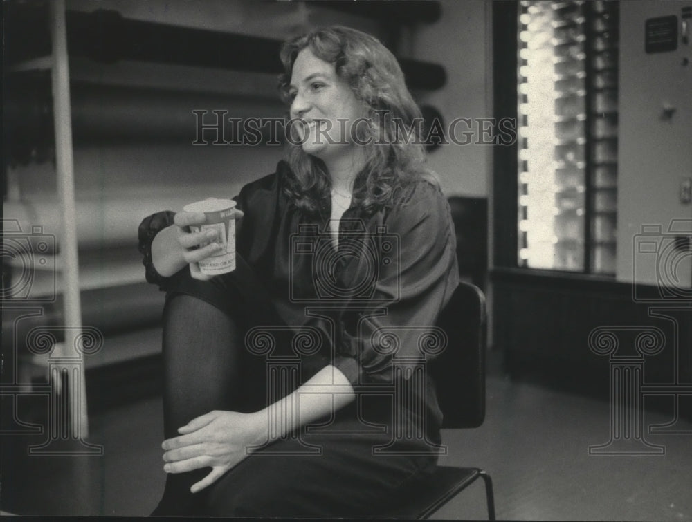 1983 Press Photo Karen Smith of the Milwaukee Symphony relaxing backstage-Historic Images