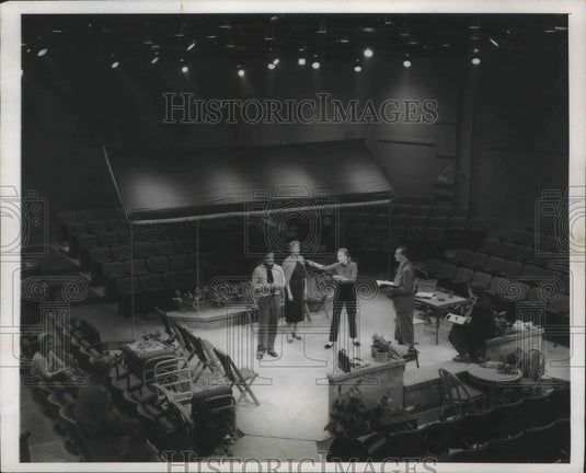 Press Photo Actors rehearsing with the Milwaukee Repertory Theater.-Historic Images