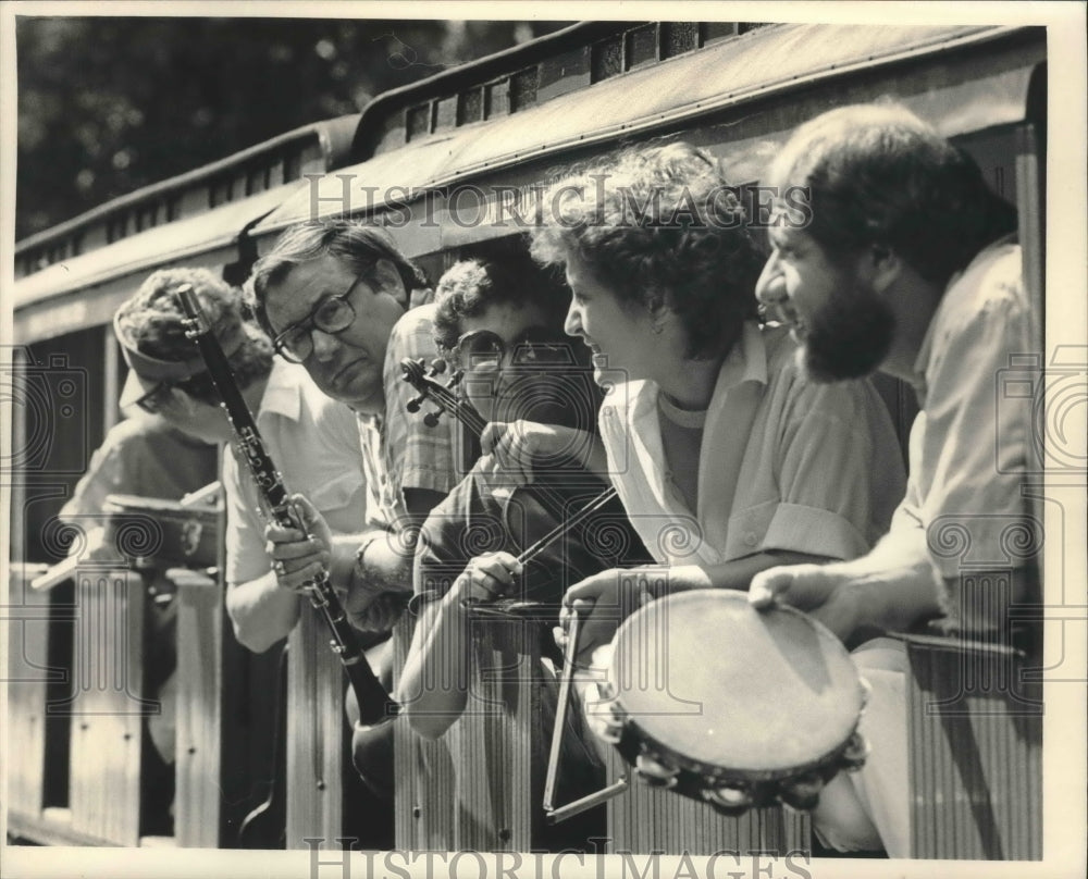 1987 Press Photo Milwaukee Symphony members on the Zoo train for Summer Pops - Historic Images
