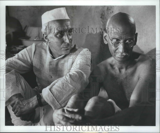 1986 Press Photo Ian Richardson and Sam Dastor in scene from "Lord Mountbatten"-Historic Images