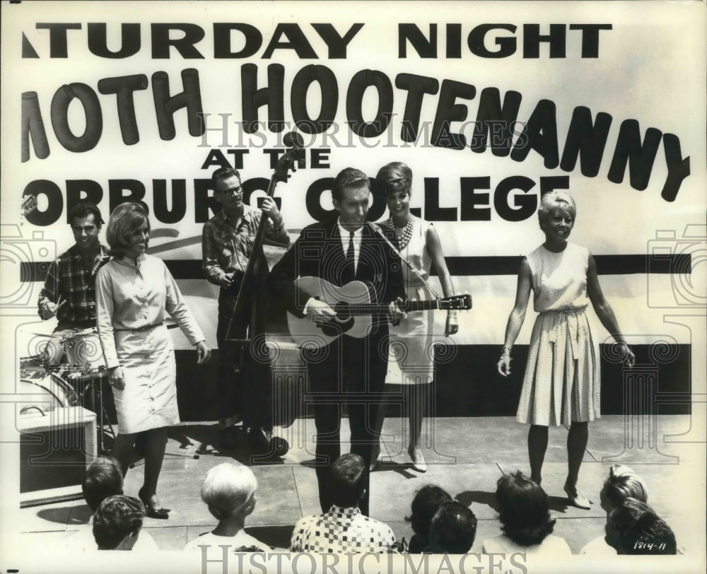 1963, George Hamilton IV sings &quot;Abilene&quot; in &quot;Hootenanny Hoot&quot; - Historic Images