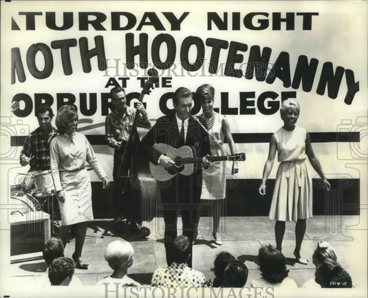 1963, George Hamilton IV sings "Abilene" in "Hootenanny Hoot" - Historic Images