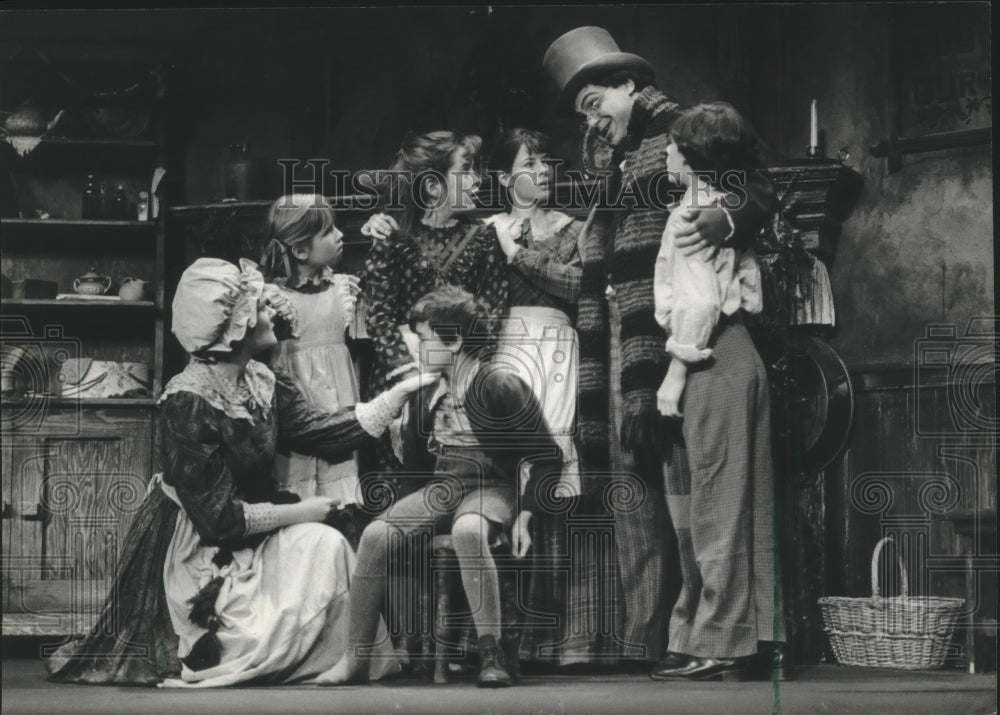 1982 Press Photo Milwaukee Repertory Theater group as The Cratchit family - Historic Images