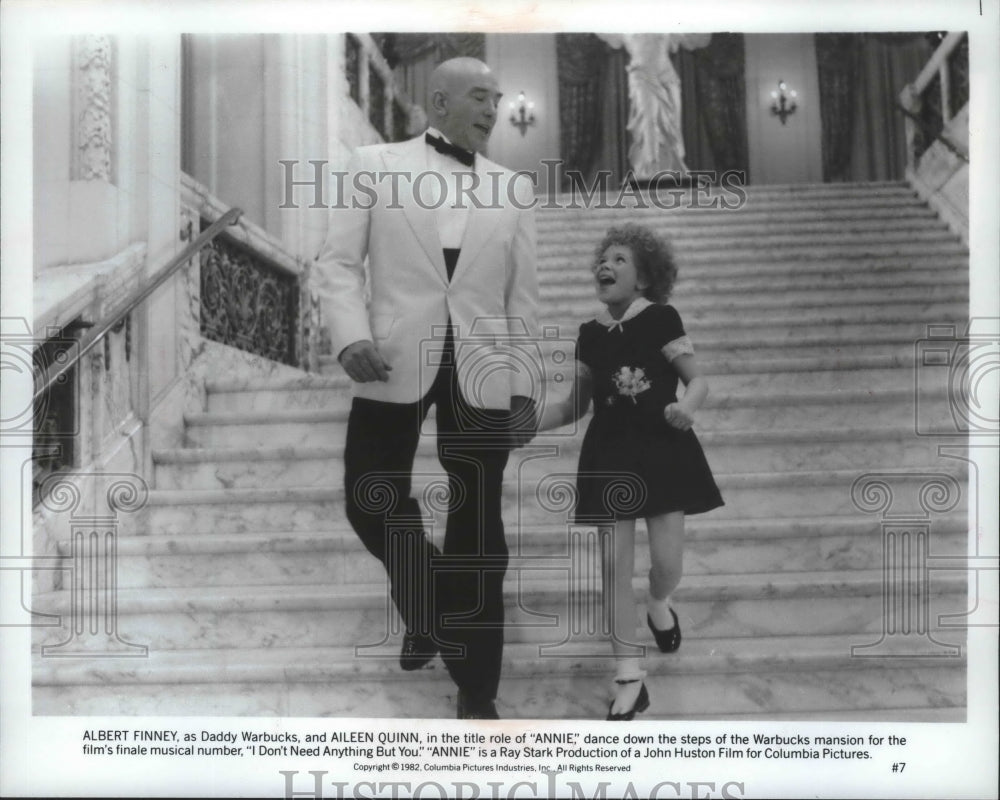 1982 Press Photo Albert Finney &amp; Aileen Quinn dance down the stairs in &quot;Annie&quot; - Historic Images