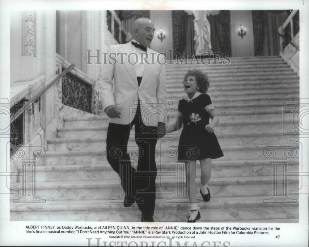 1982 Press Photo Albert Finney & Aileen Quinn dance down the stairs in "Annie" - Historic Images