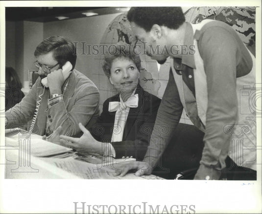 1982 Press Photo Bunny Raasch, Milwaukee Channel 12 with co-workers, Wisconsin - Historic Images