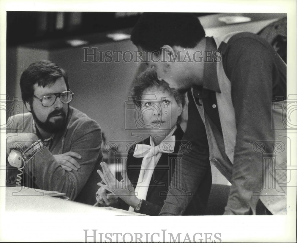 1982 Press Photo Bunny Raasch, Channel 12 executive with co-workers, Milwaukee- Historic Images