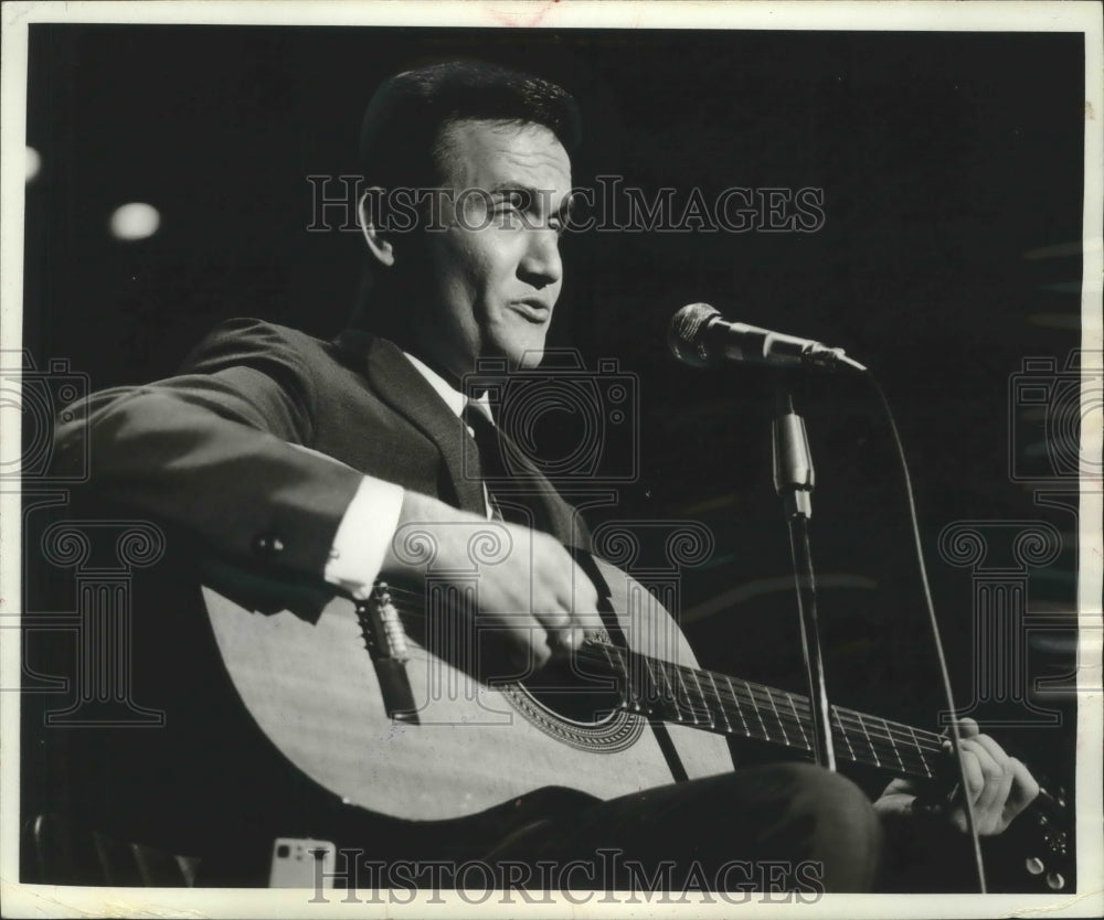 1967, Singer Roger Miller likes Las Vegas audiences - mjp22457 - Historic Images