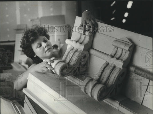 1983 Press Photo Milwaukee Repertory Theater staff puts sets together.-Historic Images