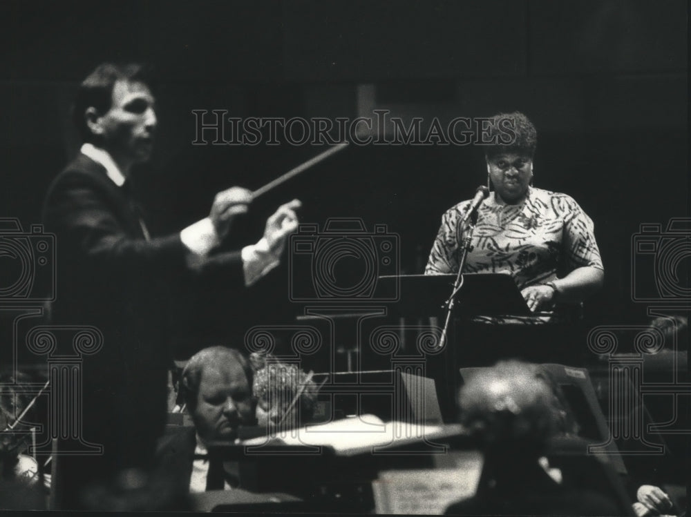 1990 Press Photo Laura Snyder &amp; Milwaukee Symphony Orchestra During Performance - Historic Images