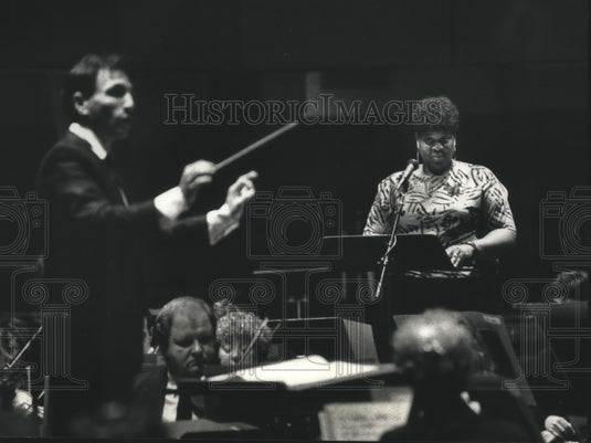 1990 Press Photo Laura Snyder & Milwaukee Symphony Orchestra During Performance - Historic Images