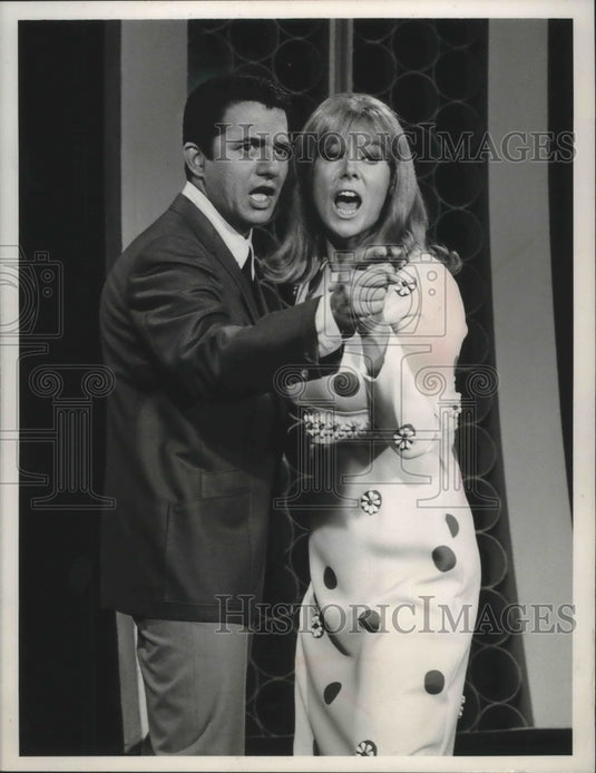 1967 Press Photo Buddy Greco and Sheila MacRae sing & Clown on Away We Go. - Historic Images