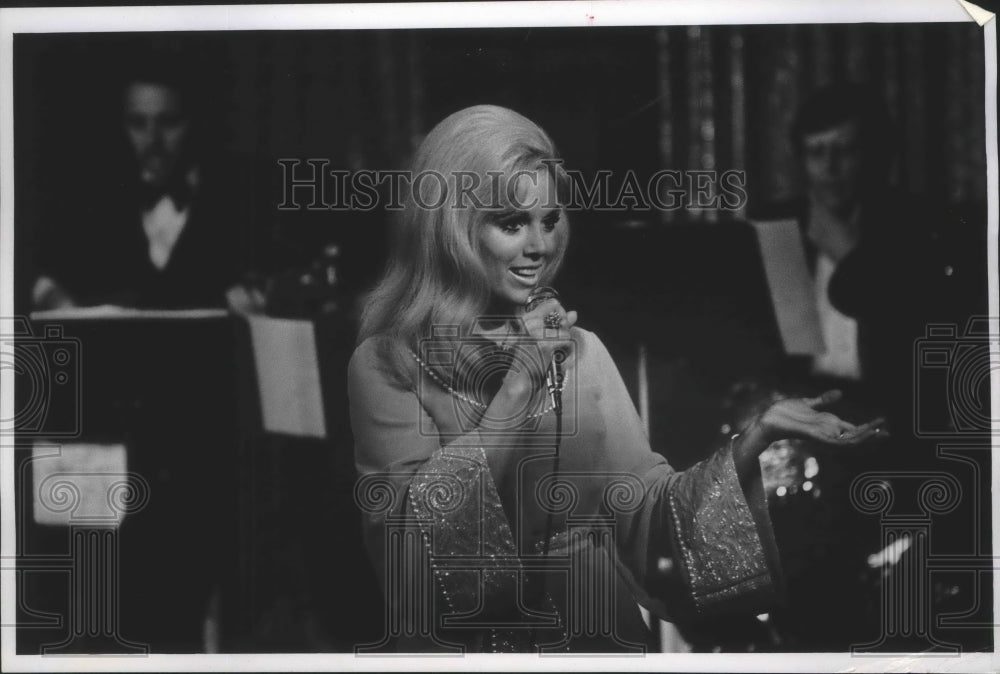 1970, Beverlee Reed singer, singing at the Pfister. - Historic Images