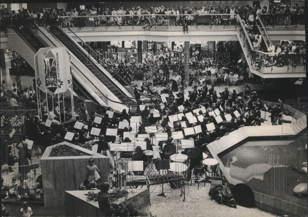 1977 Press Photo Milwaukee Orchestra Performs At Northridge Symphony Orchestra-Historic Images