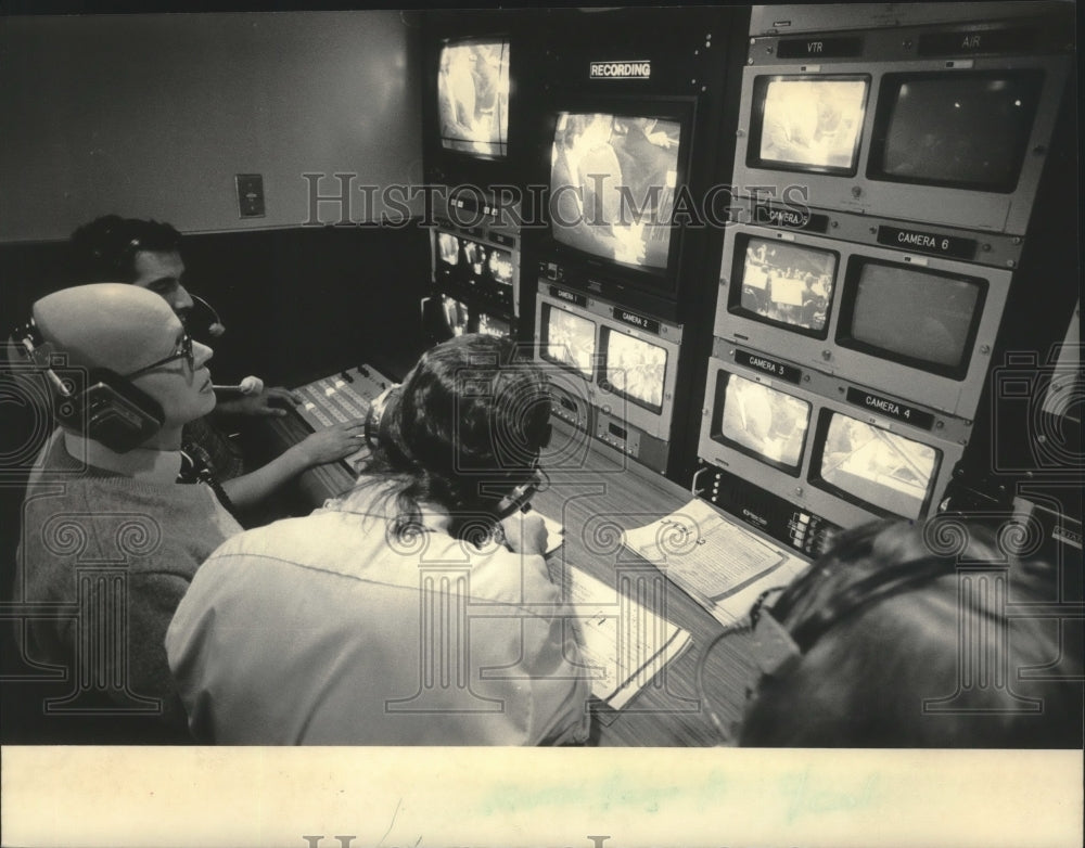 1985 Press Photo Workers In Control Room Tape Milwaukee Symphony Concert-Historic Images