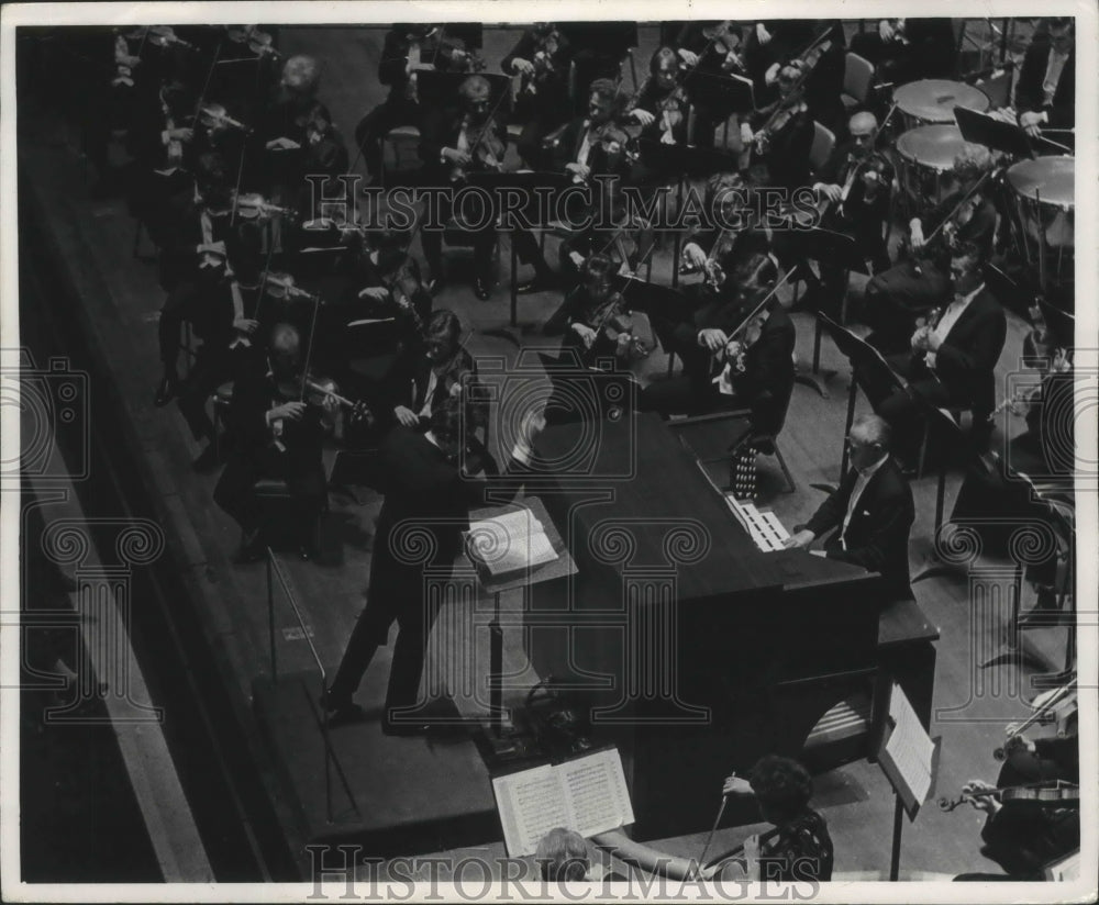 1971, Milwaukee Symphony Orchestra Performs - Historic Images