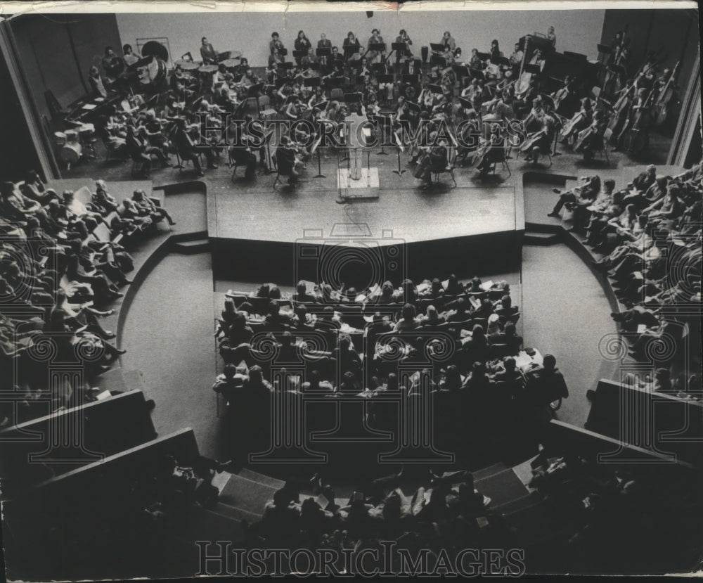 1972 Press Photo Milwaukee Symphony Orchestra Performs At UW-Milwaukee Theater - Historic Images