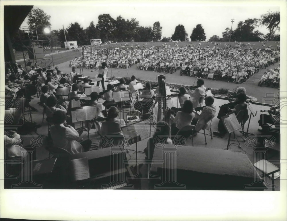1982 Press Photo Polivnick Directs Milwaukee Symphony Orchestra At Humboldt Park - Historic Images