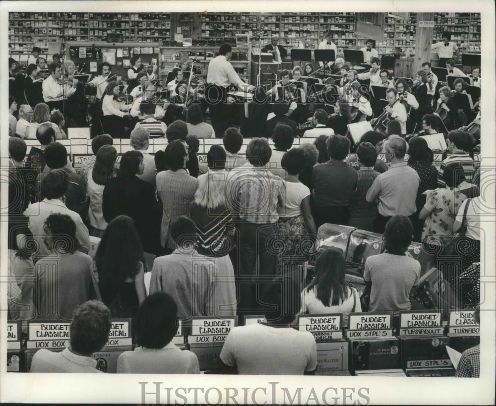 1977 Press Photo Milwaukee Symphony Orchestra Performs At Peaches Record Store - Historic Images