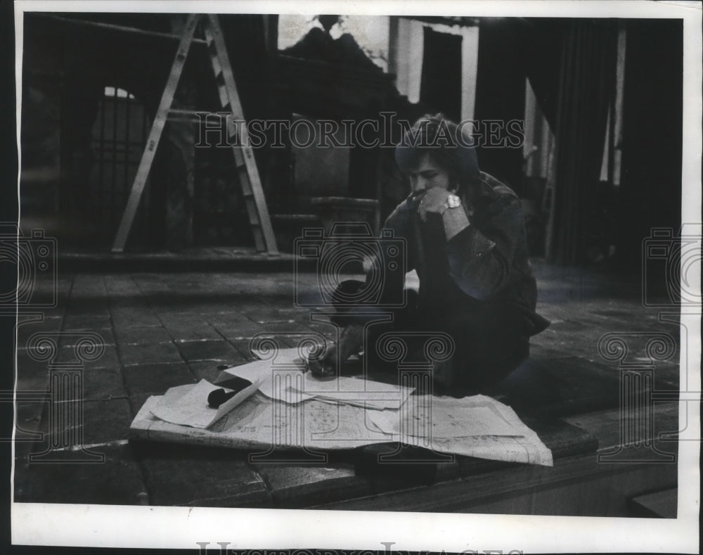 1975 Press Photo John Baun reads lighting plans for Milwaukee Repertory Theater - Historic Images