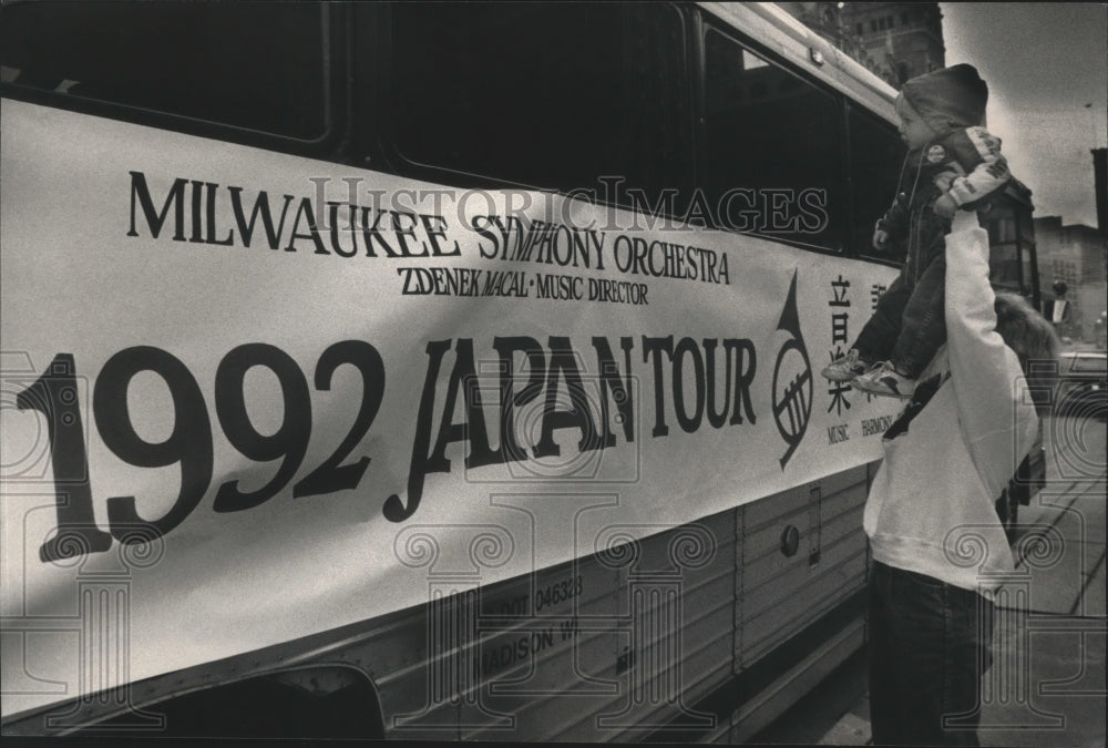 1992 Press Photo wife and son say goodbye to Milwaukee Symphony Orchestra bus - Historic Images