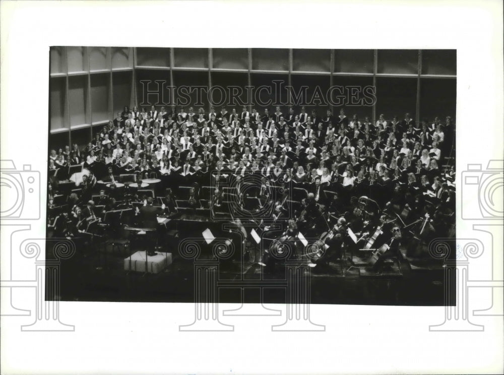 1995 Press Photo high school students perform with Milwaukee Symphony Orchestra - Historic Images