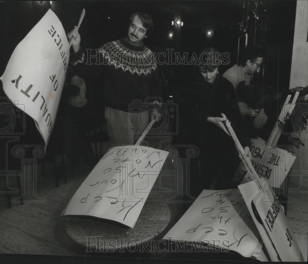 1994 Press Photo Milwaukee Symphony Orchestra players looking at picket signs- Historic Images