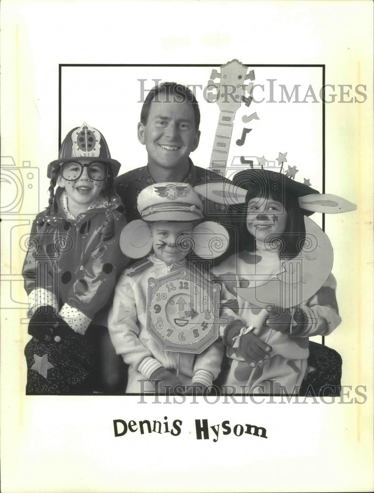 1992 Press Photo Dennis Hysom, childrens' music singer with children in costumes - Historic Images
