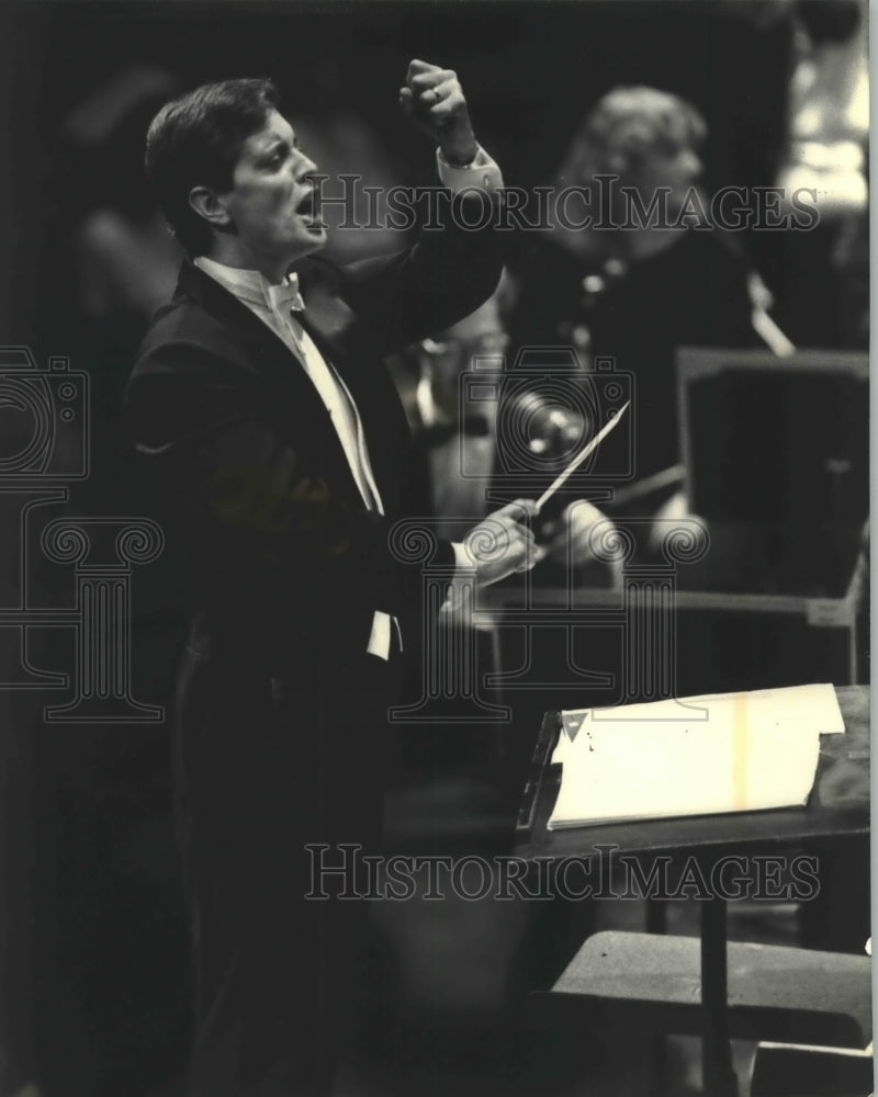 1990 Press Photo Richard Hynson, directing the Bel Canto Chorus - mjp22739 - Historic Images