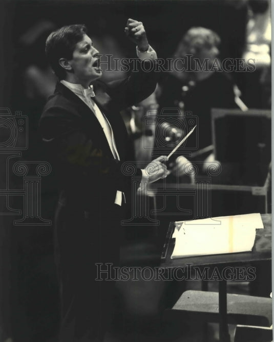 1990 Press Photo Richard Hynson, directing the Bel Canto Chorus - mjp22739 - Historic Images