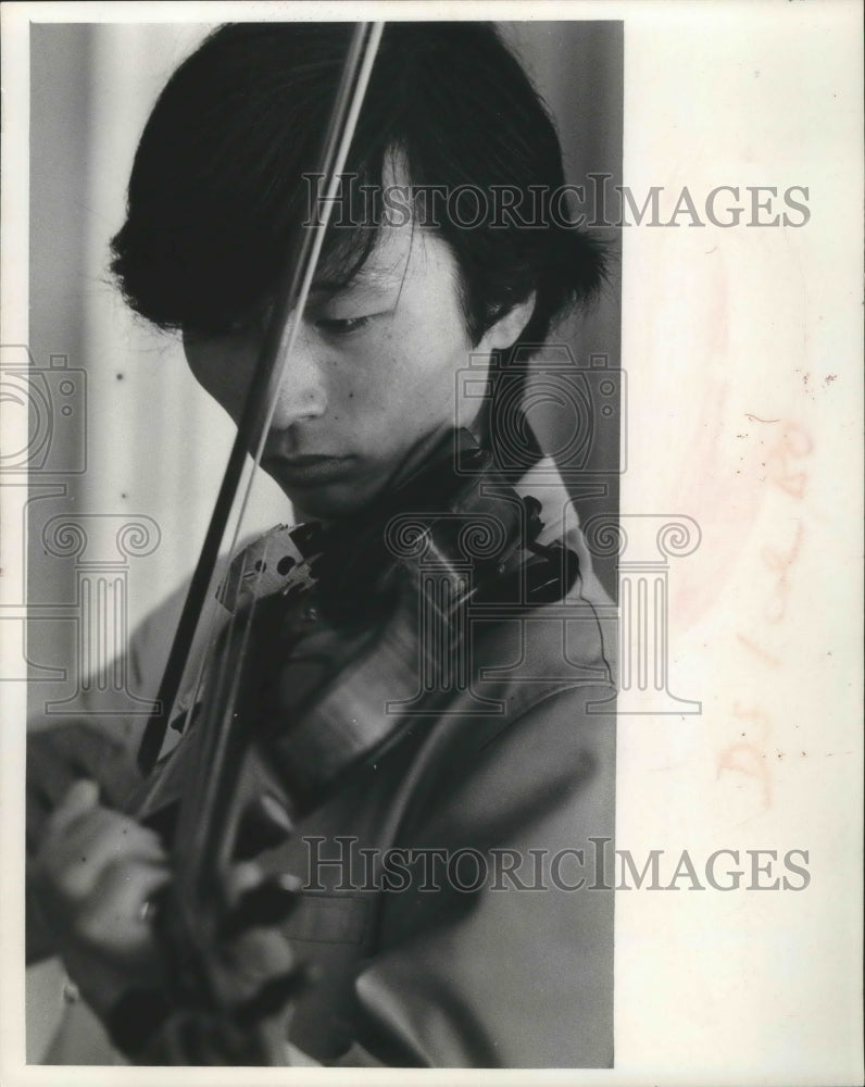 1970, Bo Youp Hwang, violinist - Historic Images